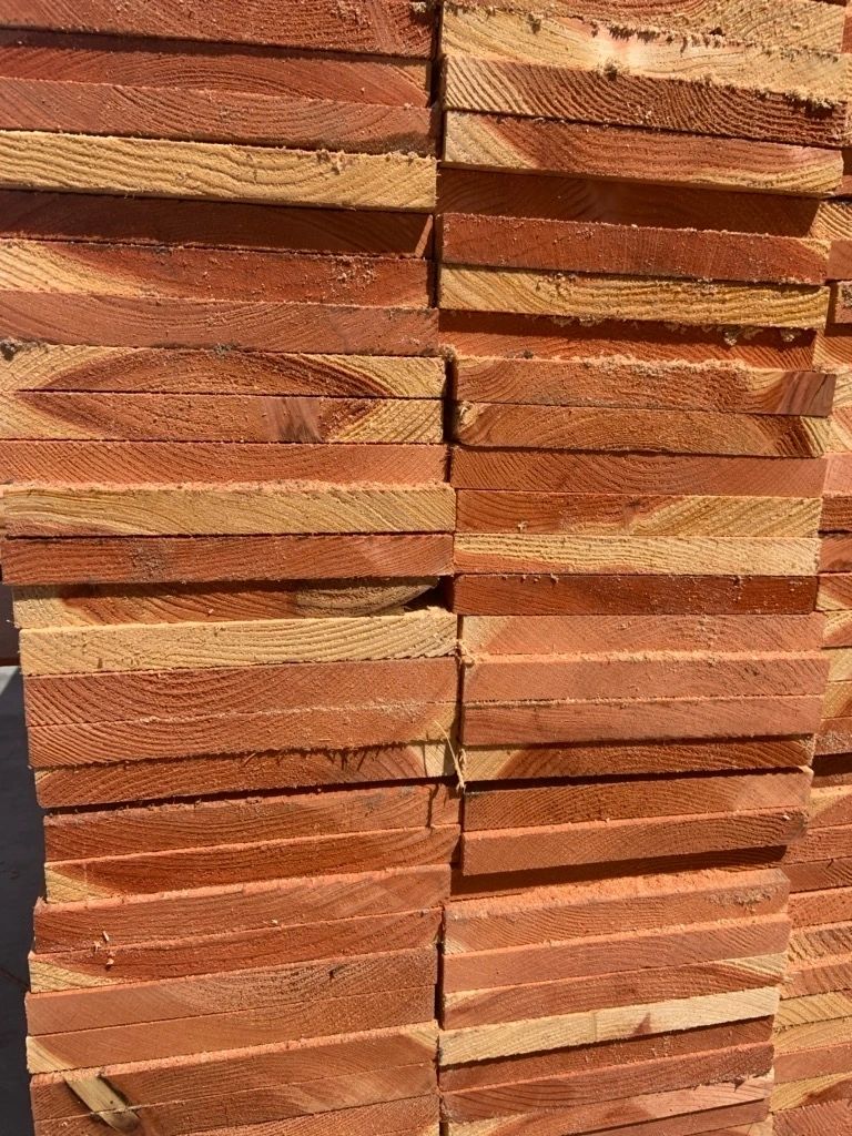 Con-Common redwood fence board sample showing mixed white and red tones
