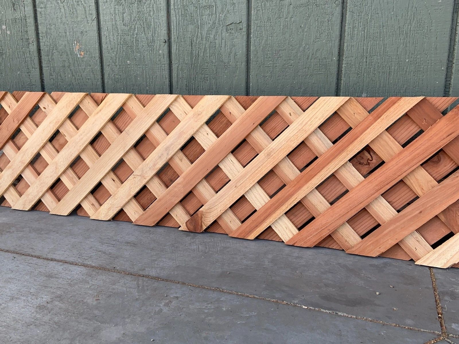 Diagonal triple privacy lattice fence topper for added screening