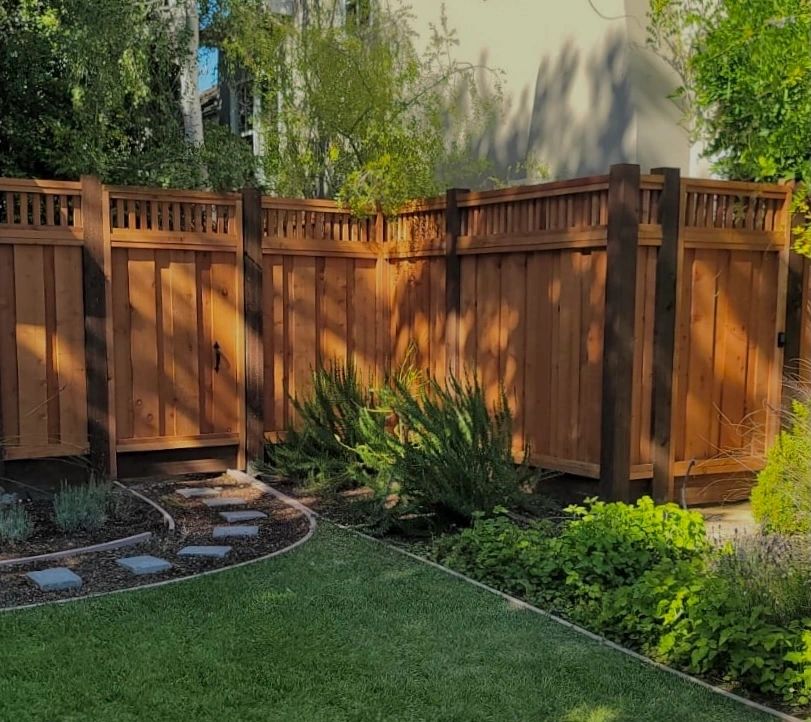 Piano key style flat-top fence lattice detail