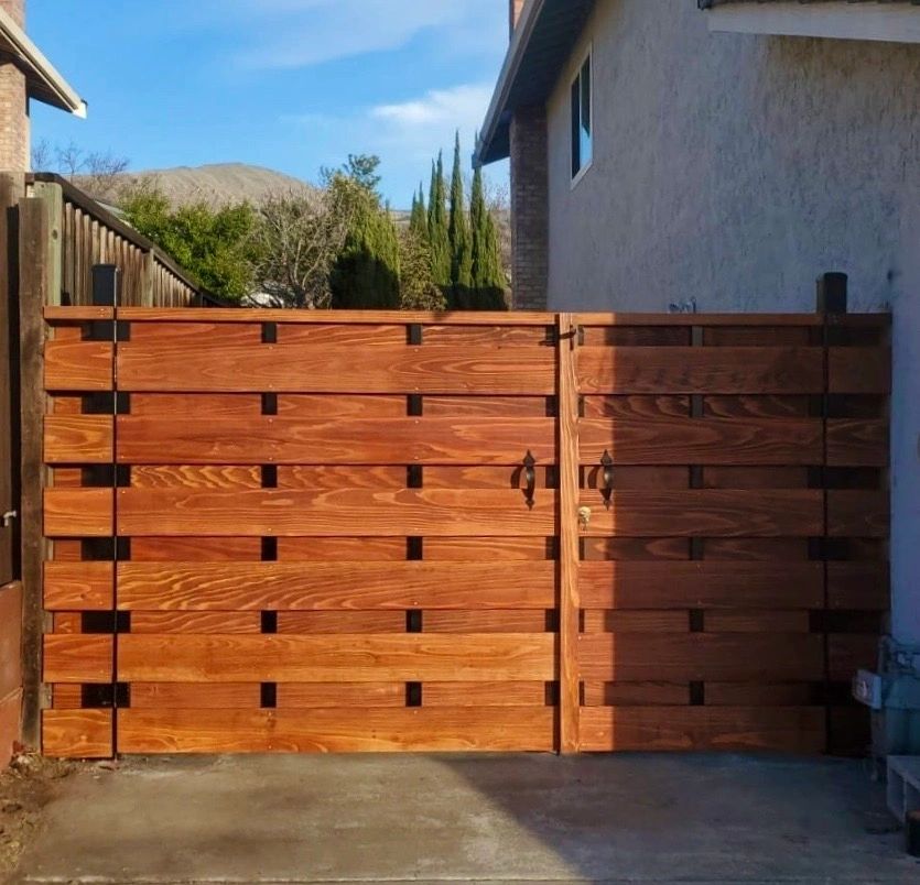 Shadow box style wood gate
